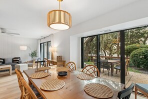 Dining - 2135 Beachwood - Delightful Town-home with calming views in a Relaxed Setting (Fernandina Beach)