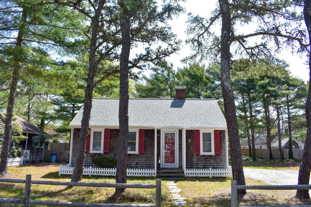 Two bedroom cottage just .4 miles from Nantucket Sound Beaches