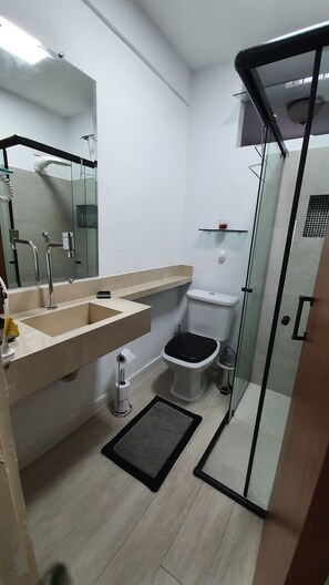 Regadera, secadora de cabello, toallas, papel de baño 