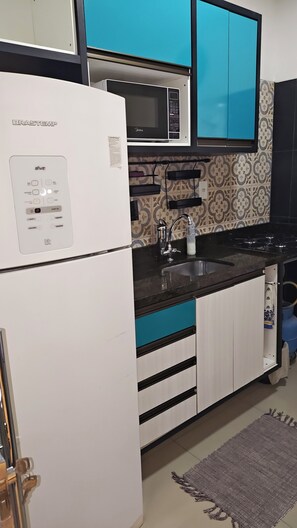 Refrigerador, microondas, parrilla de estufa y cafetera y tetera 