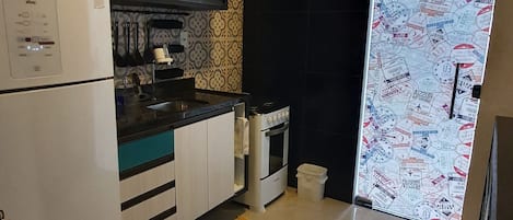Réfrigérateur, micro-ondes, plaque de cuisson, cafetiÚre/bouilloire