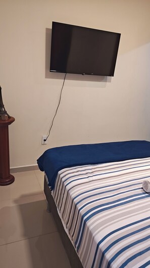 1 habitación, tabla de planchar con plancha, wifi gratis y ropa de cama 