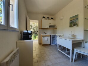 Een koelkast, een oven, een kookplaat, een koffiezetapparaat/waterkoker