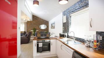 Een koelkast, een magnetron, een oven, een vaatwasser