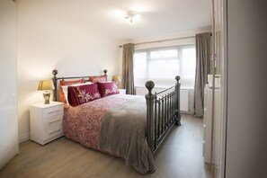 3 bedrooms, iron/ironing board, WiFi, bed sheets