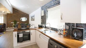 Jääkaappi, mikroaaltouuni, uuni, astianpesukone