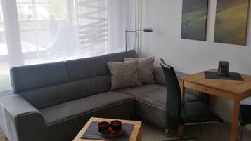 Télévision, baby-foot, table de tennis de table