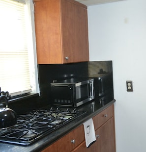 Full-sized fridge, microwave, oven, stovetop