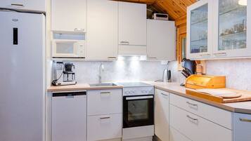 Kylskåp, mikrovågsugn, diskmaskin och grytor/köksredskap