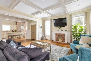 TV, video games, offices - The Classy Craftsman - Beautiful Decor & Pool (Atlanta)