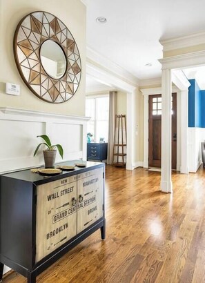 Lobby - The Classy Craftsman - Beautiful Decor & Pool (Atlanta)