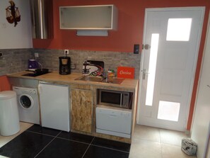 Frigorifero, microonde, piano cottura, lavastoviglie