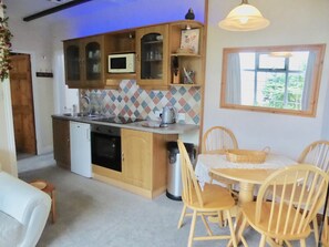 Dining - 5~Short walk~Beach~Pubs~Shops: Chlorine safe Pool and Hot tub, Games room, WiFi  (Portreath)