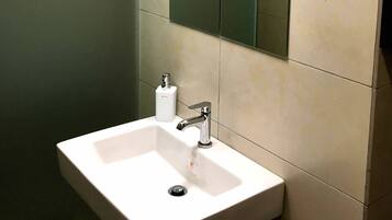 Bathtub, hair dryer, towels, shampoo