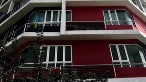 A multi-story building with balconies, large windows, and a red facade. - Excellent Location Premium Studio @ Palo 101 Ipoh (Kampung Jawa)