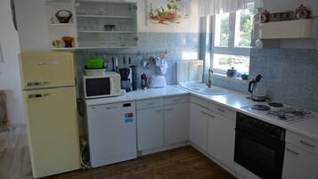 Kühlschrank, Mikrowelle, Ofen, Herdplatte