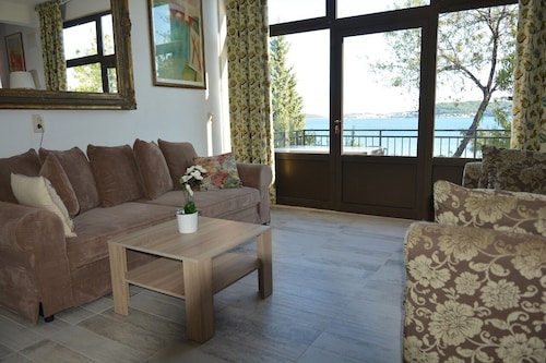 Apartment Srsen for 7 persons in Kuciste, only 100 m from the sea 