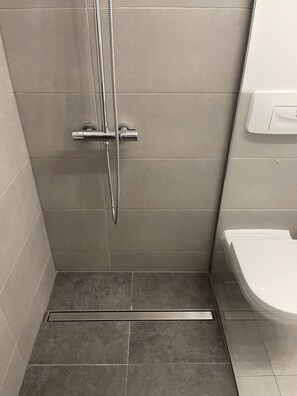 Shower, free toiletries, hair dryer, towels - Sunny terrace apartment in the center with underground parking space and Netflix... (Ost)