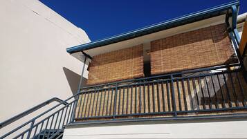 Daily continental breakfast (EUR 15 per person)