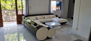 Leilighet – business, fjellutsikt | Oppholdsområde | En 104-centimeters Flatskjerm-TV med kabel-kanaler samt TV