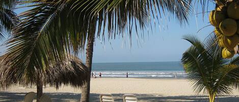 En la playa, camastros y toallas de playa