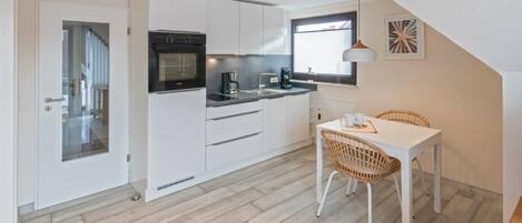 冷蔵庫、オーブン、食器洗い機、コーヒー / ティーメーカー