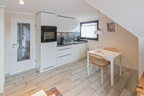 ثلاجة، فرن، غسالة أطباق، ماكينة لصنع القهوة/الشاي