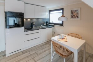Kühlschrank, Ofen, Geschirrspüler, Wasserkocher mit Kaffee-/Teezubehör