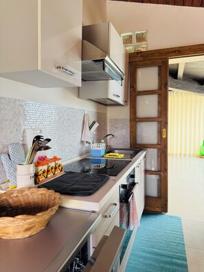 Frigorifero, microonde, forno, piano cottura