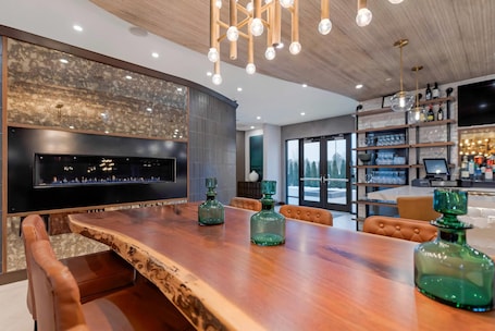 Se sirven desayunos, almuerzos y cenas; cocina italiana. Cambria Hotel Shelby Township - Detroit Utica