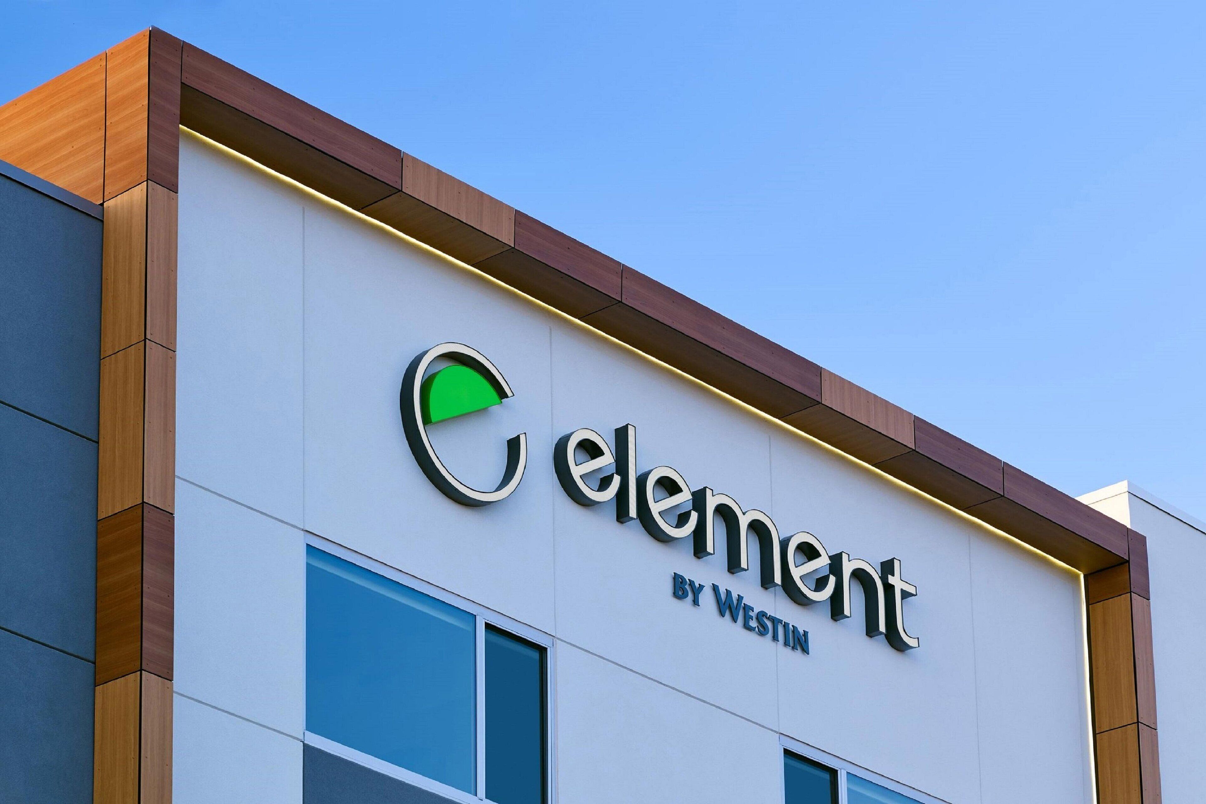 Un edificio con un cartel que dice 'Element by Weston'.
