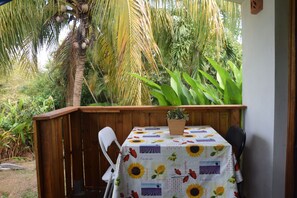 Outdoor dining - studio 3 min walk to the beach (sainte rose)