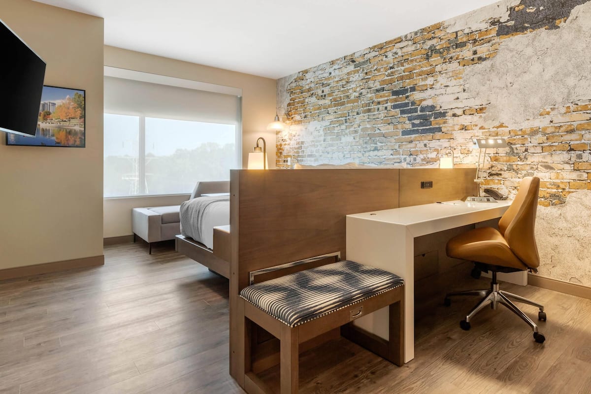 Standard Room, 1 Katil Raja (King), Non Smoking | Peralatan tempat tidur premium, gebar bulu kapas, tilam berlapik, meja