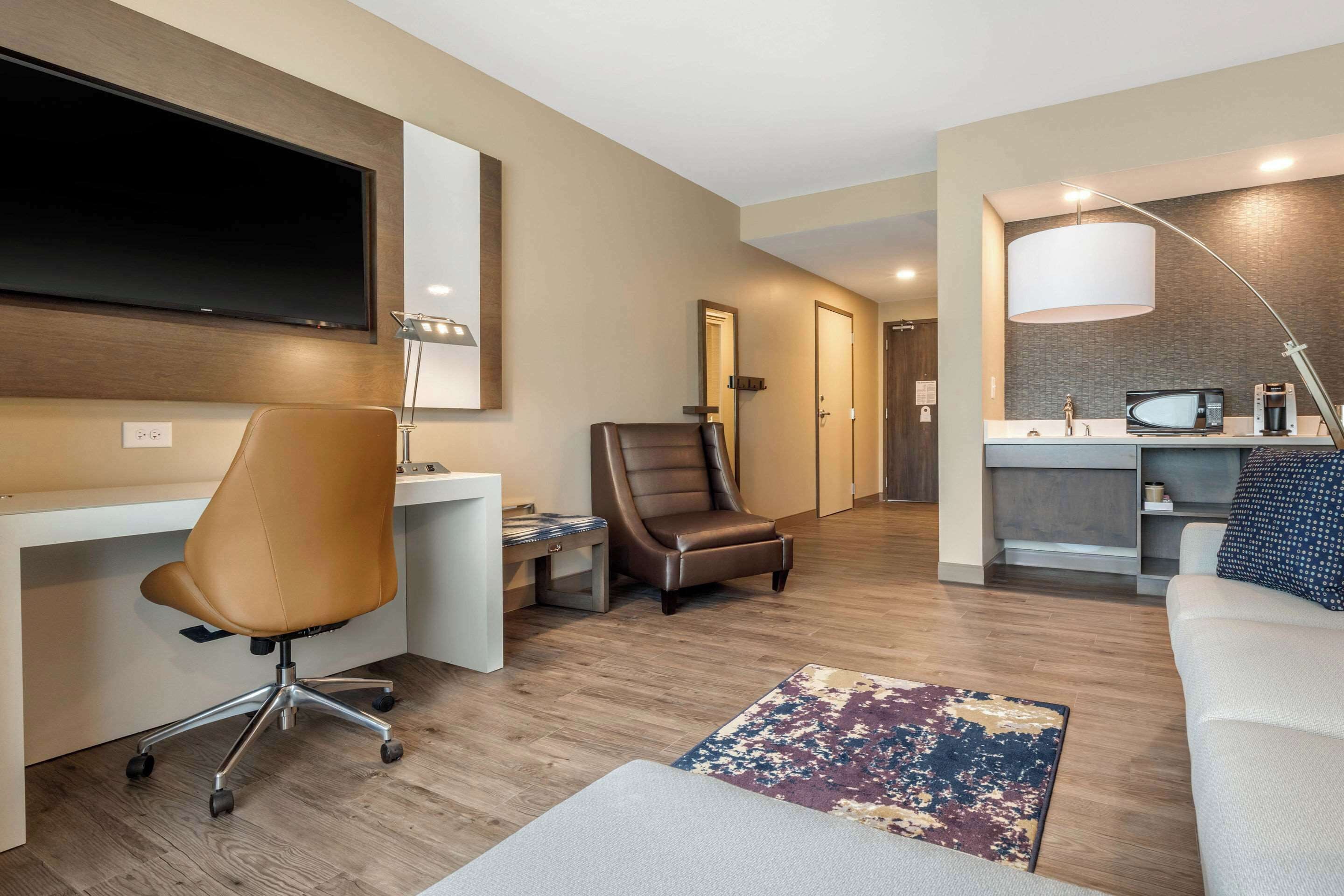 premium bedding, down duvets, pillow-top beds, desk