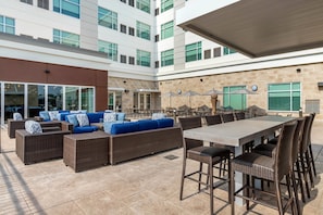 Seasonal outdoor pool - Cambria Hotel Fort Mill (Fort Mill)