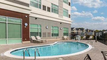 Sesongbasert utendørsbasseng