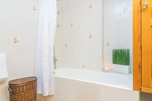 Duschwanne, Haartrockner, Bidet, Handtücher