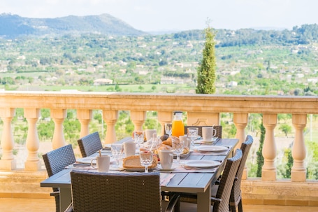Restauration extérieure. CA SA TIA VICARI - Chalet with private garden in Selva. Free WiFi