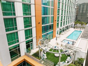 Outdoor pool, cabanas (surcharge), sun loungers - Carte Hotel San Diego Downtown, Curio Collection by Hilton (San Diego)