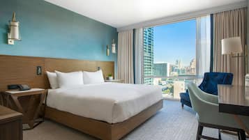 خزنة داخل الغرفة ومكتب وستائر تعتيم ومكواة/لوح كي