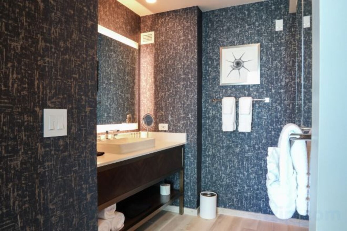 Baño | Artículos de higiene personal gratuitos, secador de pelo y toallas