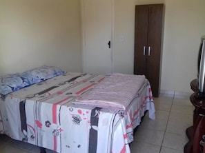 2 quartos, individualmente decorados, individualmente mobiliados