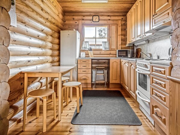 Kühlschrank, Mikrowelle, Kochgeschirr/Geschirr/Besteck