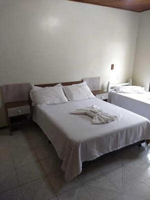 Phòng 3, quang cảnh thành phố | 1 phòng ngủ, minibar, bàn, màn/rèm cản sáng 