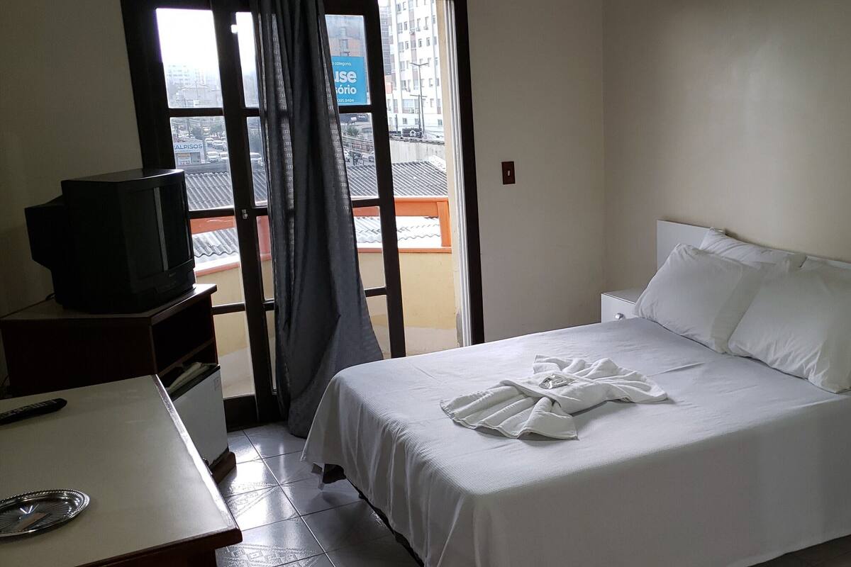 Phòng đôi, quang cảnh thành phố | 1 phòng ngủ, minibar, bàn, màn/rèm cản sáng