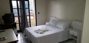 Phòng đôi, quang cảnh thành phố | 1 phòng ngủ, minibar, bàn, màn/rèm cản sáng 