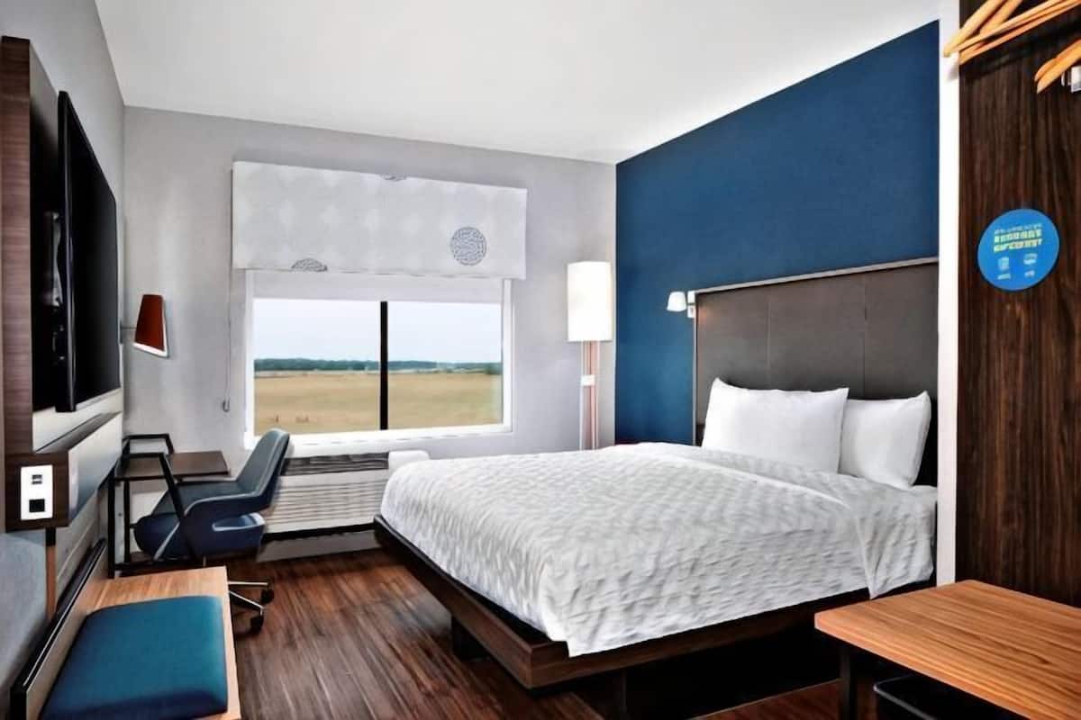 Desk, laptop workspace, free WiFi, bed sheets