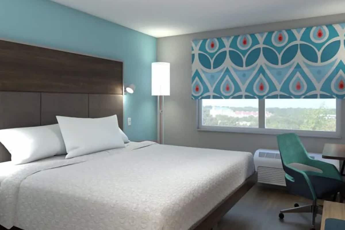 Room, 1 King Bed | Desk, laptop workspace, free WiFi, bed sheets