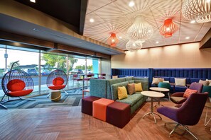 Lobby - TRU by Hilton Denver (Denver)