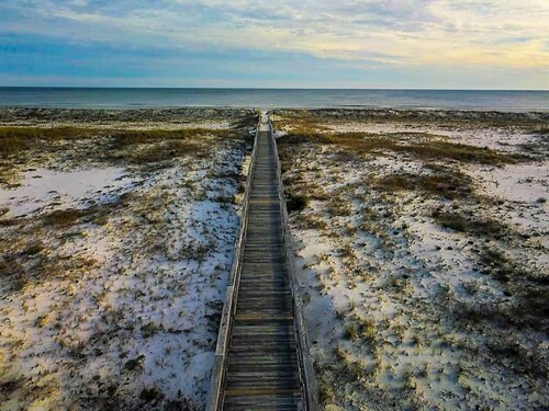 Perfect Family Vacation Spot in Perdido Key! Private beach access and pool.